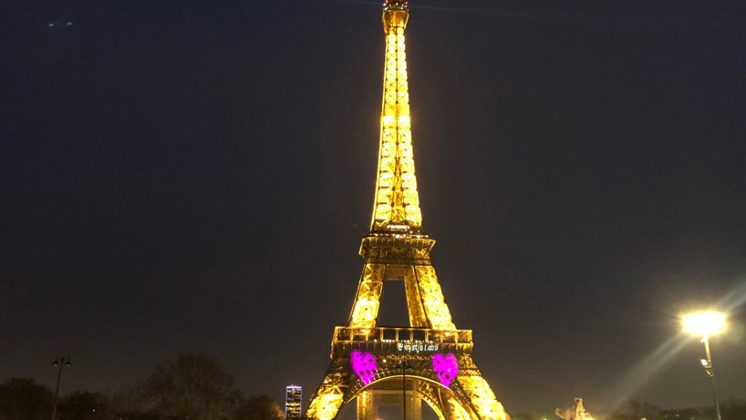 Foto: Se ilumina la Torre Eiffel y proyecta frases de amor por San Valentín, 14 febrero 2020