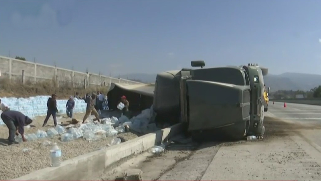 Foto: Un tráiler que transportaba agua embotellada volcó en la autopista México-Puebla, 13 febrero 2020