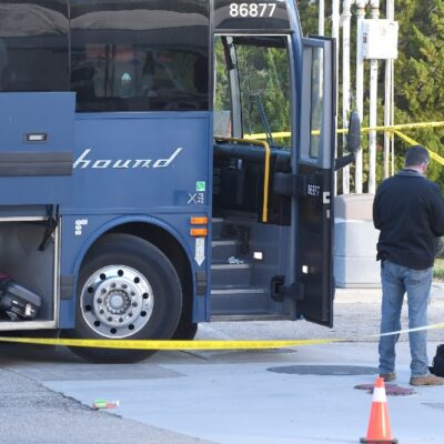 Un muerto y cinco heridos en tiroteo en autobús de California