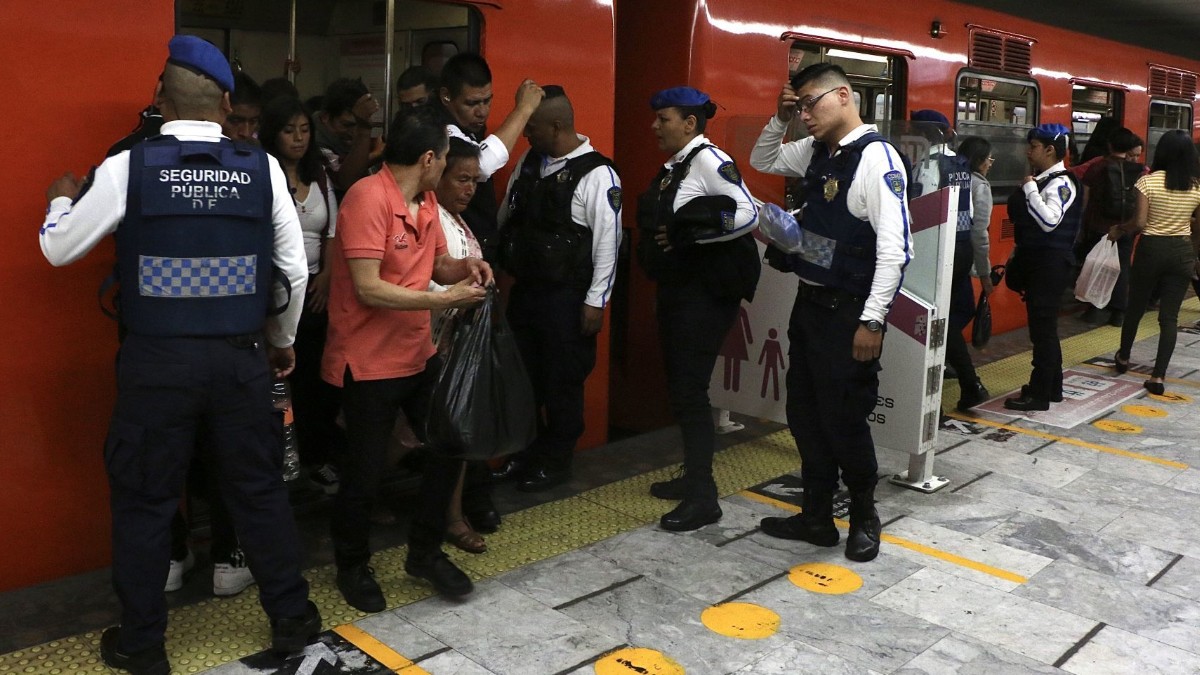 Detienen a mujer por tocamientos contra un joven en el Metro