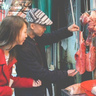 Ciudad china podría prohibir comer perros y gatos por coronavirus