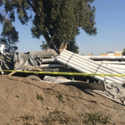 Muere chofer en volcadura de trailer en la autopista México-Puebla