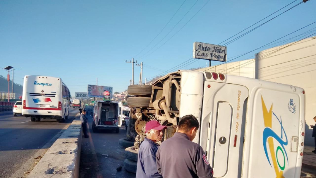 FOTO: Volcadura de camión en Tlalnepantla deja 19 heridos, el 09 de febrero de 2020