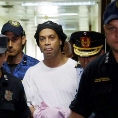 Ronaldinho pasa su cumpleaños 40 jugando futbol en la cárcel
