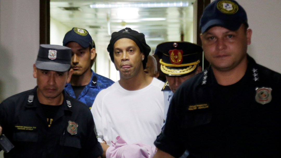 Foto: Ronaldinho pasa su cumpleaños 40 jugando futbol en la cárcel , 21 de marzo de 2020, (Reuters)