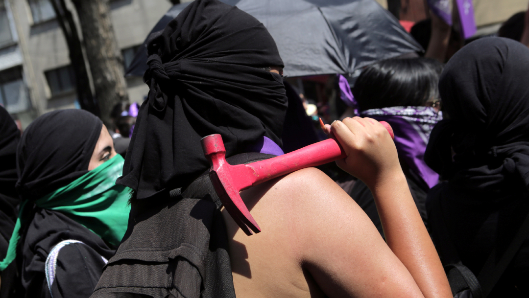Foto Hay mujeres encapuchadas que llevan martillos 08 de marzo de 2020, (Reuters) 