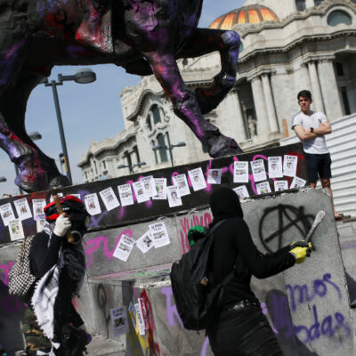 Encapuchadas realizan destrozos durante marcha por el Día Internacional de la Mujer