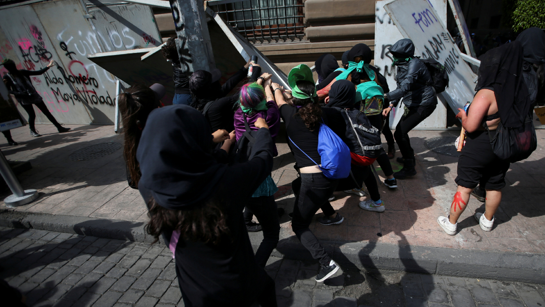 Foto: Mujeres derriban vallas en el Centro de la CDMX, 08 de marzo de 2020, (Reuters) 