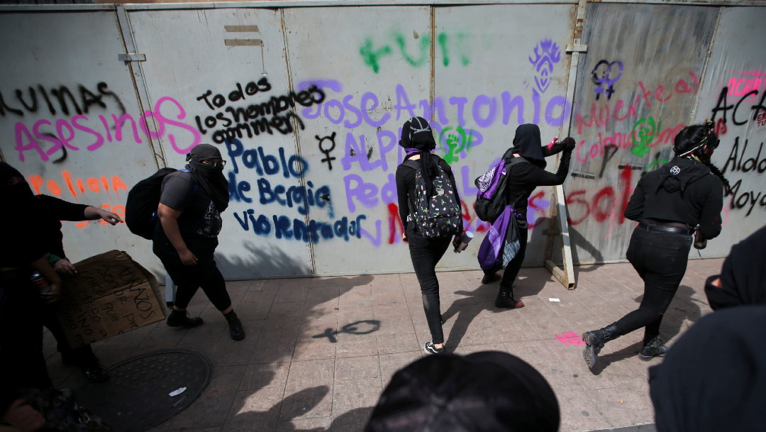 Foto: Mujeres tratan de derribar vallas, 08 de marzo de 2020, (Reuters) 