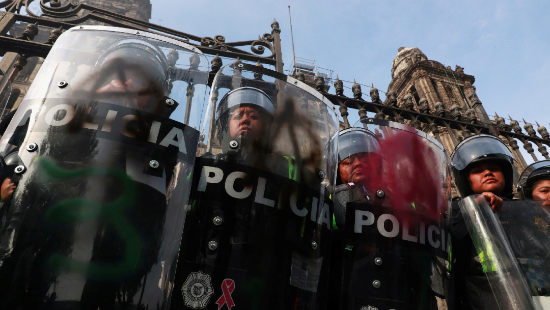 Foto: Policía de la CDMX resguarda la Catedral Metropolitana, 08 de marzo de 2020, (Reuters)