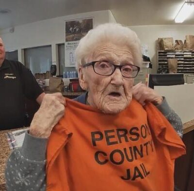 Mujer de 100 años cumple sueño de ir a prisión