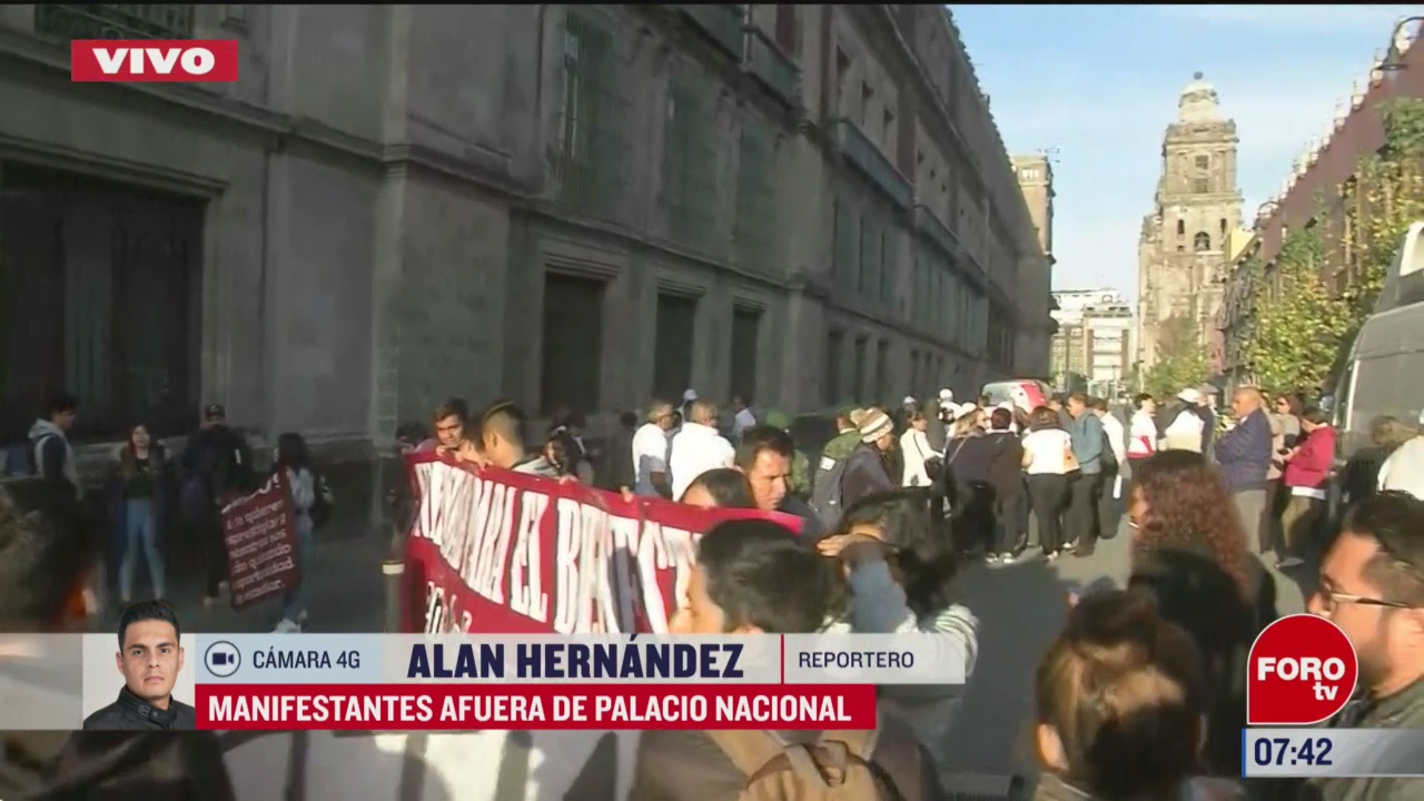 Manifestantes protestan afuera de Palacio Nacional