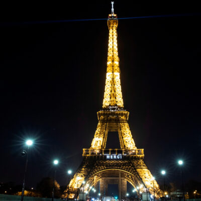 ‘Merci’, Torre Eiffel agradece a personal de salud por coronavirus