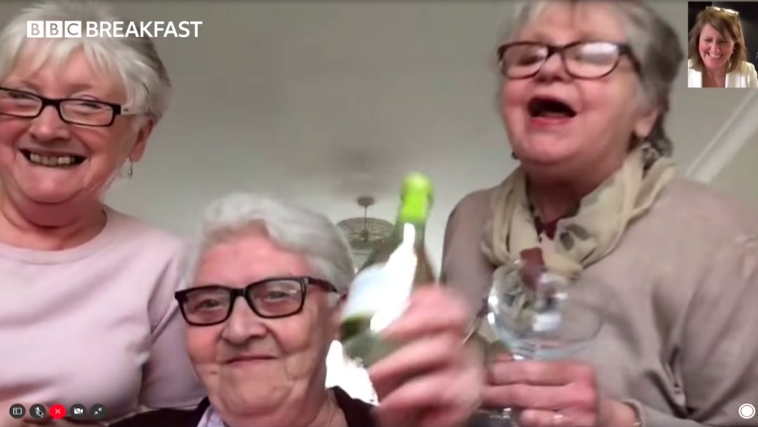 Foto Coronavirus: Para aislarse, tres abuelitas se mudan para ver series y tomar vino 20 marzo 2020