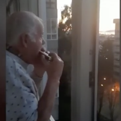 Abuelito con Alzheimer toca la armónica por aplausos a médicos; cree que lo celebran a él