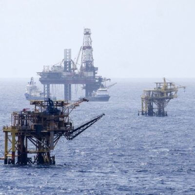 AMLO resalta producción adicional de petróleo pese a caída de precios