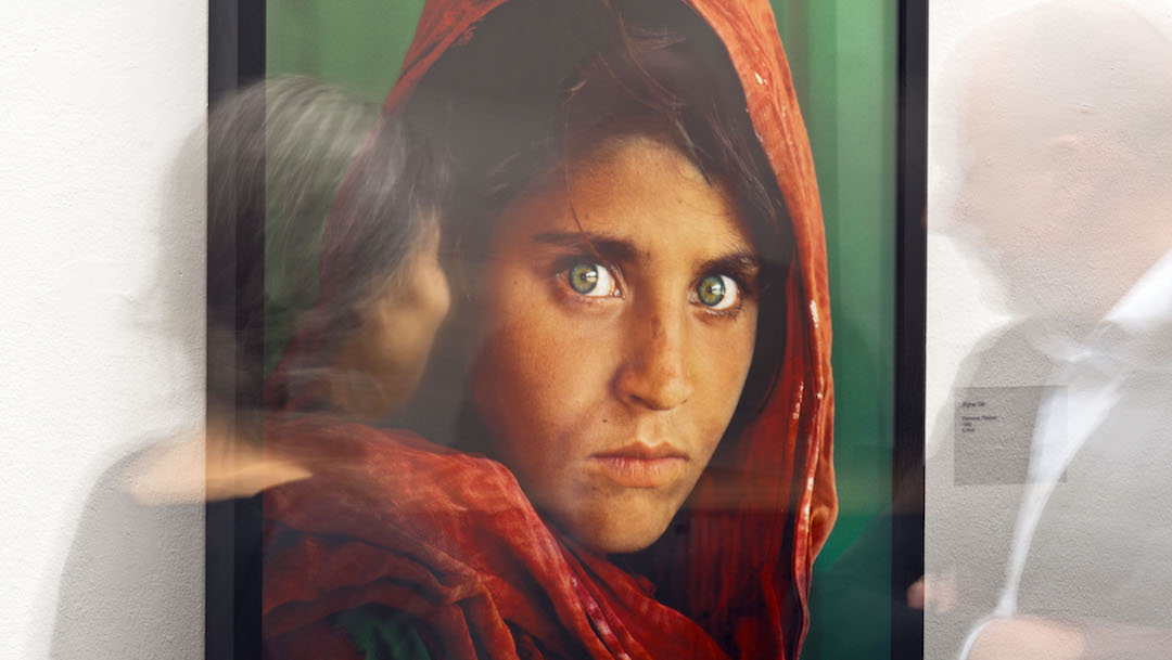 Exposición muestra el cambio de "La niña afgana" de Nat Geo