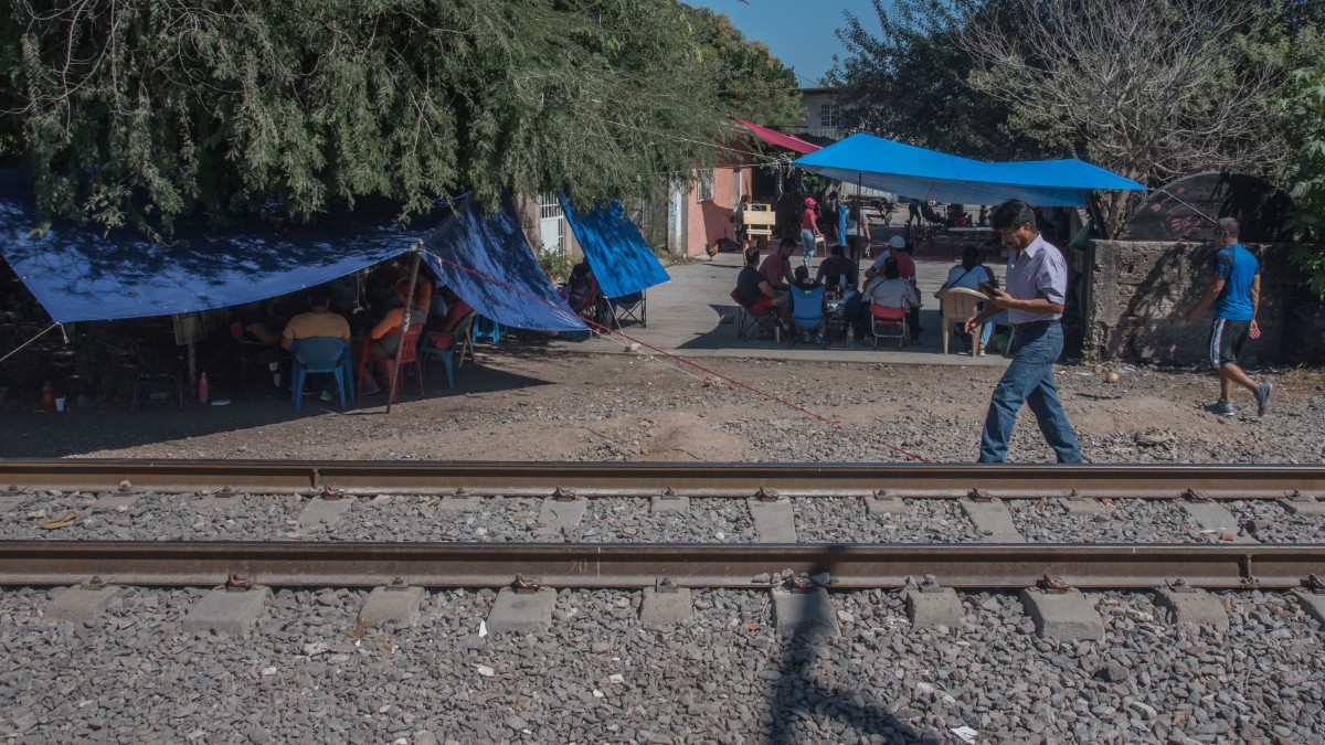 Normalistas bloquean vías ferroviarias en Morelia