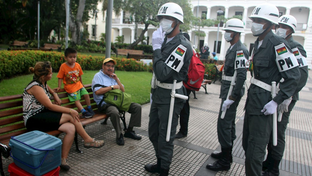 Soldados bolivianos patrullan el 18 de marzo de 2020 en la ciudad de Santa Cruz. (Foto: EFE)