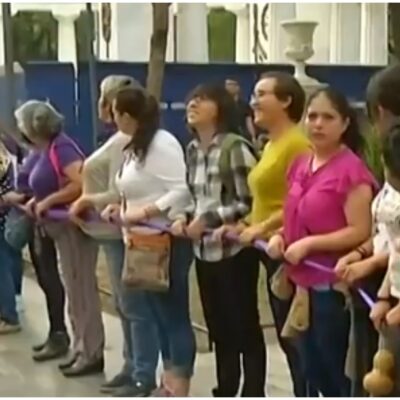 Mujeres forman cadena feminista en el Hemiciclo a Juárez previo al Día Internacional de la Mujer