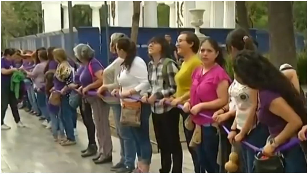 Foto: Mujeres formaron una cadena feminista en el Hemiciclo a Juárez, 7 de marzo (Foro TV)