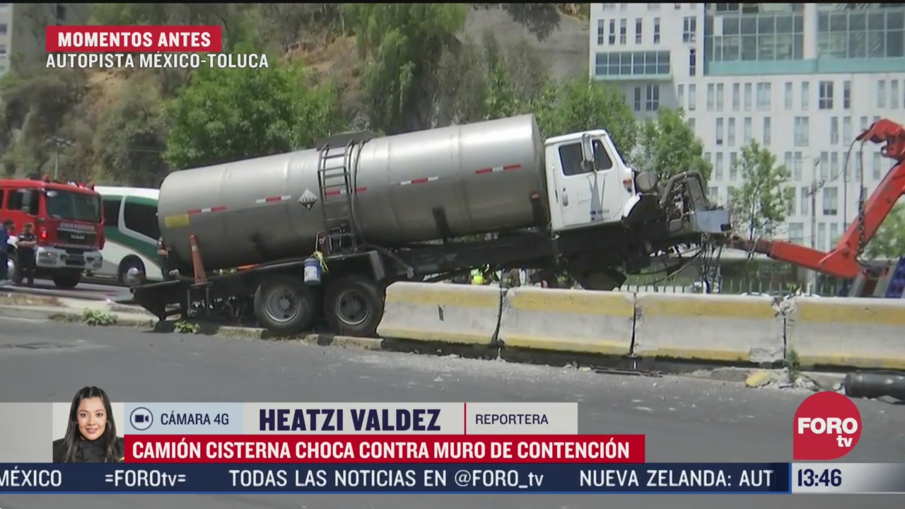 FOTO: camion cisterna choca contra muro de contencion en la mexico toluca