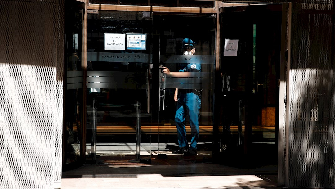 Foto: Un guardia de seguridad usa una mascarilla en Santiago de Chile, 21 marzo 2020
