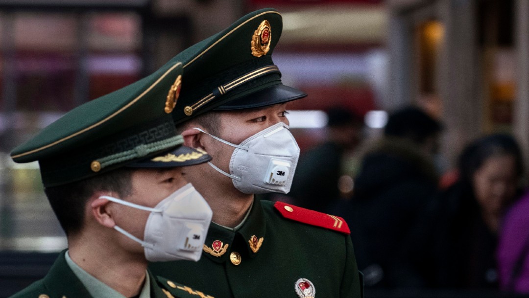Dos policías de China usan máscaras protectoras en Beijing. (Foto: Getty Images, archivo)