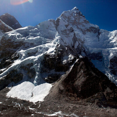 China prohíbe escalar el Everest por precaución ante coronavirus