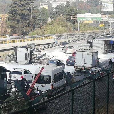 Choque de dos tráileres desquicia tráfico en la México-Toluca