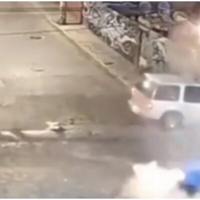 Video: Camioneta se impacta contra casa tras accidente en Naucalpan