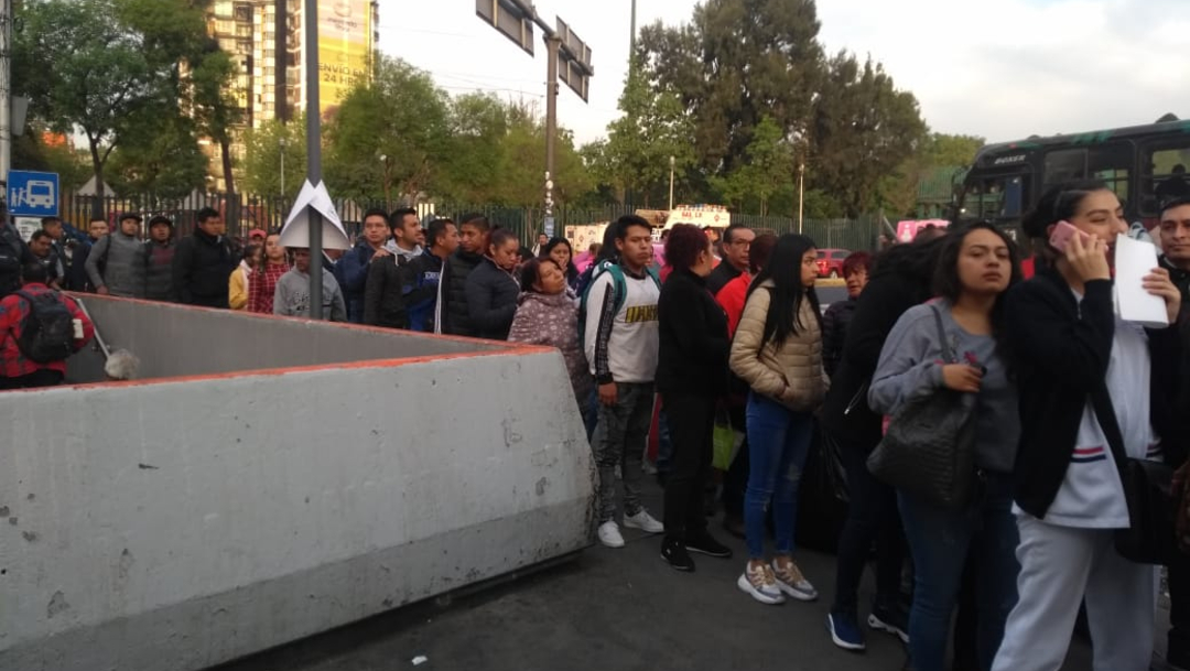 FOTO: Usuarios del Metro CDMX hacen largas filas en servicio RTP tras choque en Línea 1. (S.Servín)