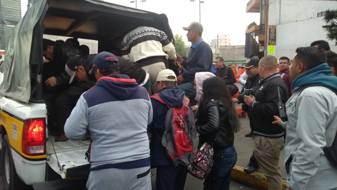 FOTO: Usuarios del Metro CDMX se trasladan en camionestas de la SSC tras choque en Línea 1. (S.Servín)