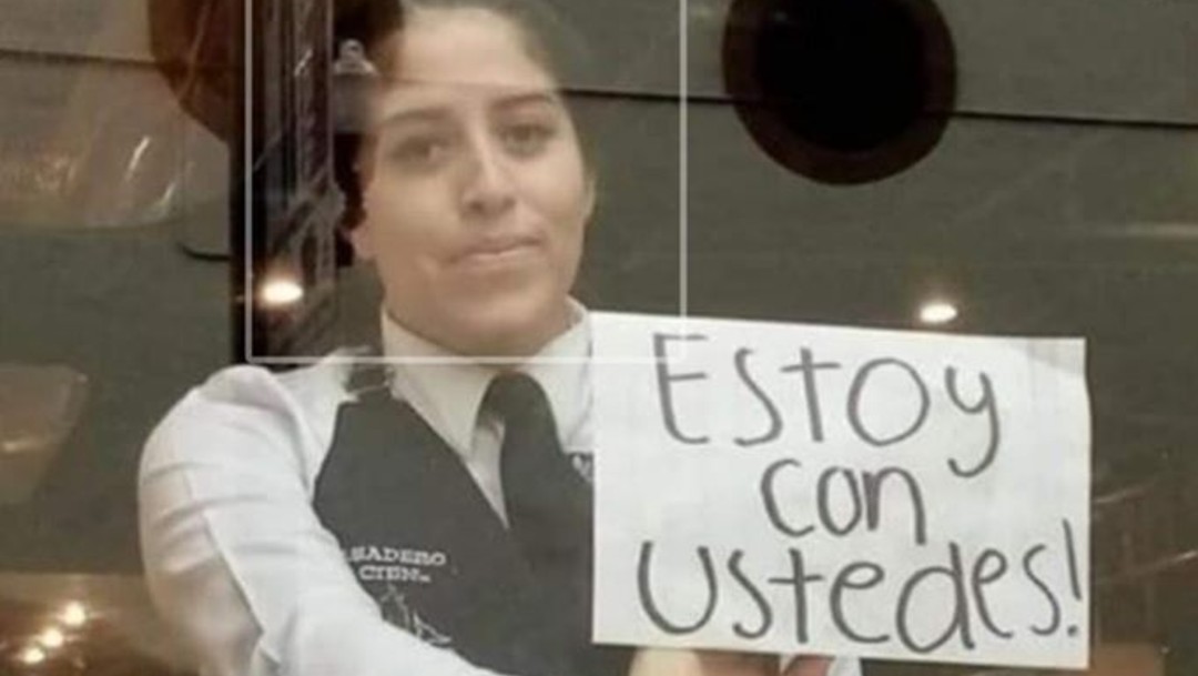 Con pancarta, mesera de Veracruz apoya marcha de mujeres