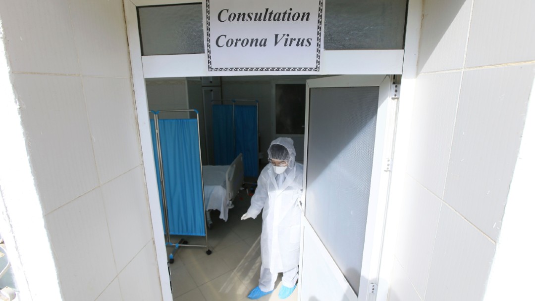 Foto: Un médico atiende una clínica para pacientes contagiados con coronavirus