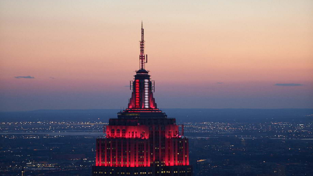 FOTO: Empire State se pinta rojo en homenaje a héroes contra el coronavirus, el 31 de marzo de 2020