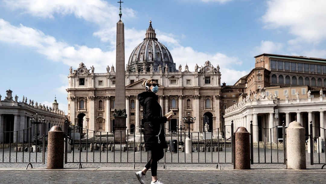 Foto: Una mujer mira la Plaza de San Pedro cerrada en el Vaticano, 15 marzo 2020