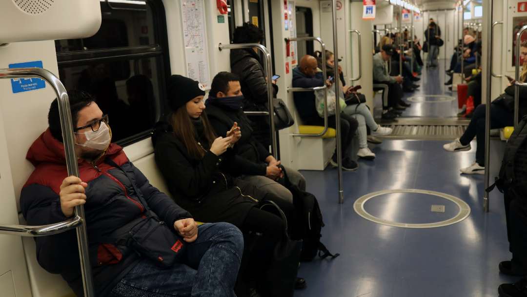 FOTO: Italianos en el metro de Milán con cubrebocas, el 04 de marzo de 2020