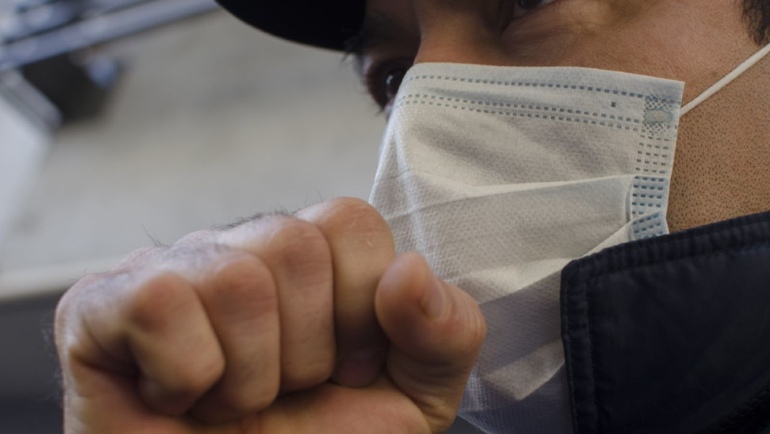 Foto: Una persona protege sus vías respiratorias con cubrebocas, 12 marzo 2020
