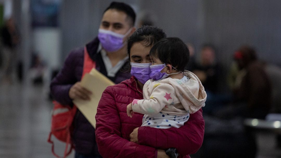 Mexicanos usan cubrebocas para protegerse de la epidemia por coronavirus, 27 marzo 2020