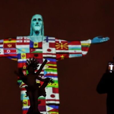 Proyectan en Cristo Redentor de Brasil banderas de países con casos de coronavirus