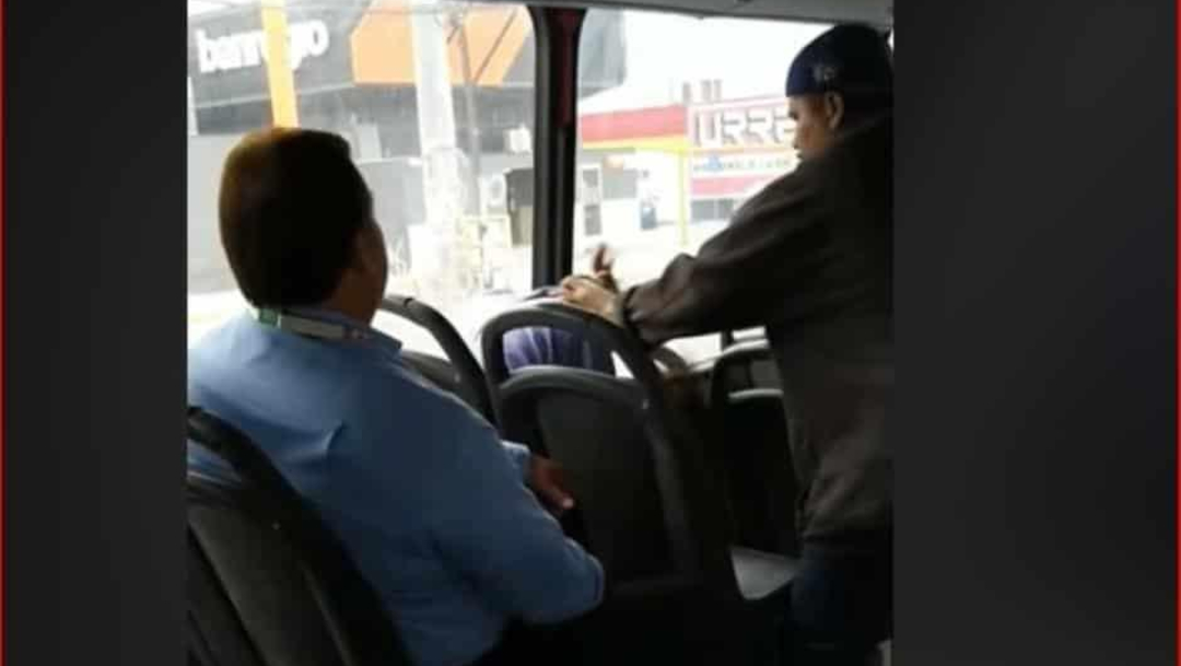 Foto: Pasajero golpea a acosador en transporte público, 11 de marzo de 2020, (Captura de video)