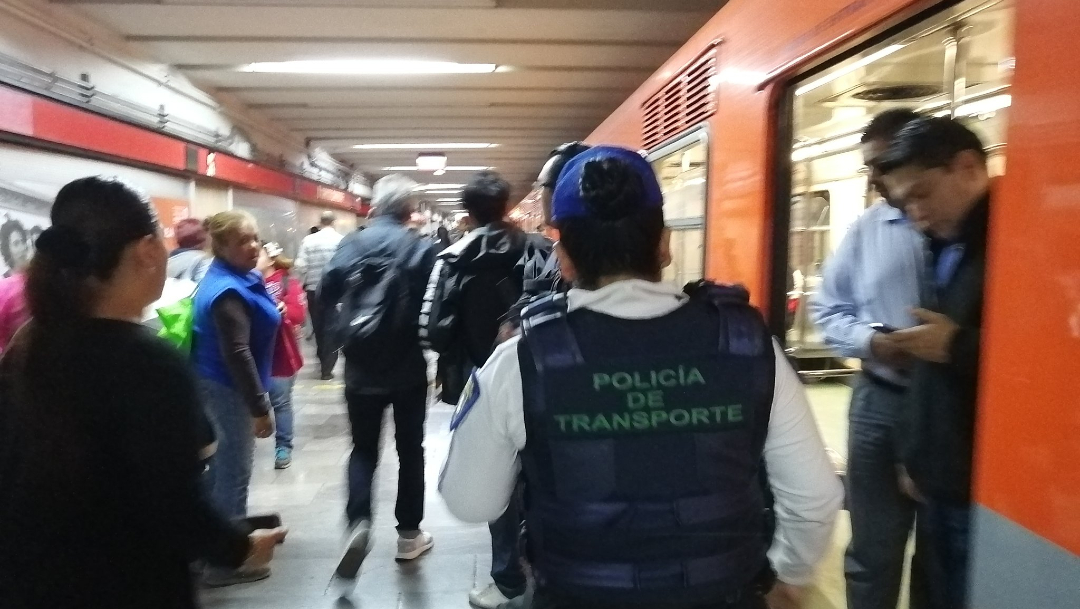 FOTO: Usuarios del Metro CDMX reportan desalojo tras fallas en Línea 6, el 12 de marzo de 2020
