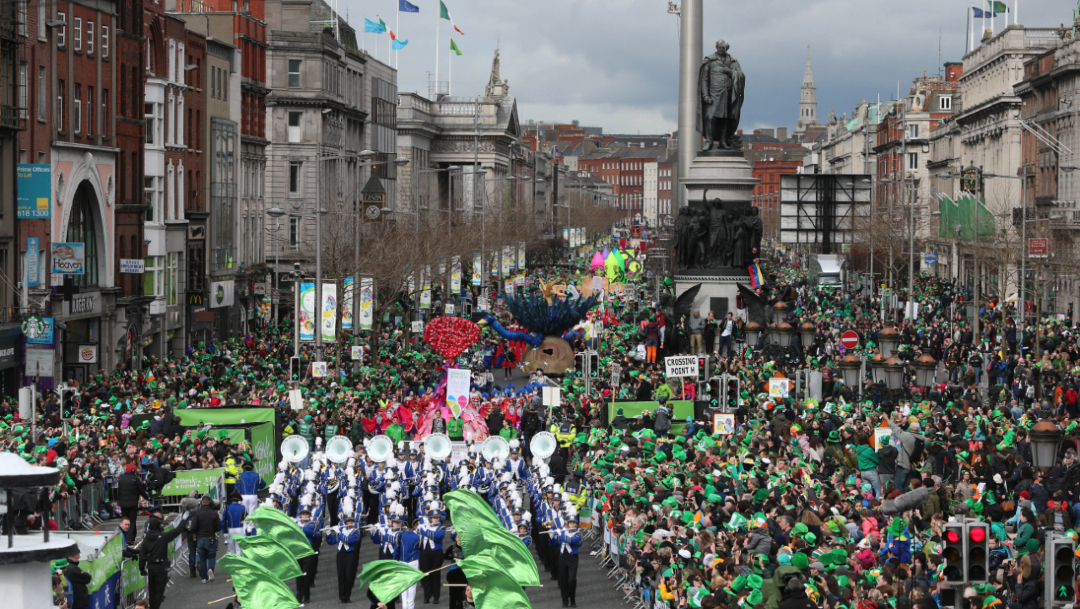 Foto: Miles de personas disfrutan en las calles de Dublín el desfile del día de San Patricio,