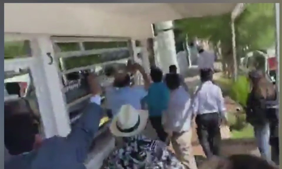Foto: Video: Diputadas en Baja California Sur terminan a golpes, arañazos y mordidas, 25 de marzo de 2020, (Noticieros Televisa)