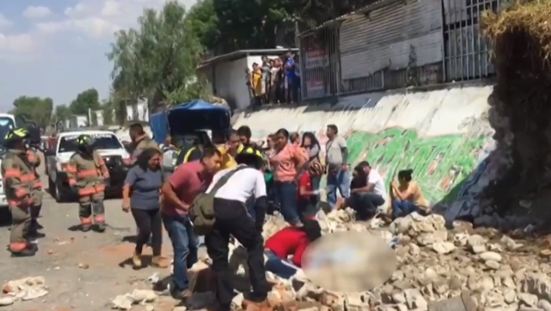 FOTO: Muere una mujer tras caída de barda en Ecatepec, Estado de México, el 22 de marzo de 2020