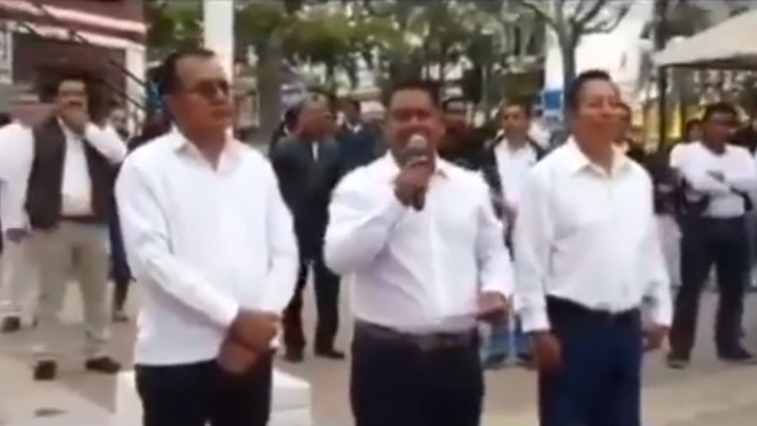 Foto: El presidente municipal de Cintalapa, Chiapas, Francisco Nava, durante una ceremonia cívica, se burló del paro nacional de mujeres 'Un Día Sin Nosotras'
