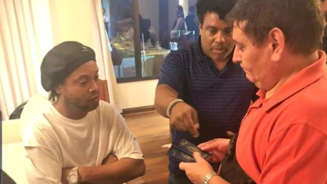 Foto: Ronaldinho arrestado en Paraguay por caso de pasaporte falso, 06 de marzo de 2020, (Twitter @globoesportecom)