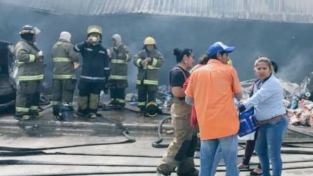 Foto: Incendio consume tienda de autoservicio en Veracruz, 08 de marzo de 2020, (Twitter @rodrigo_dector)