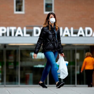 España repartirá cubrebocas en transporte público por coronavirus